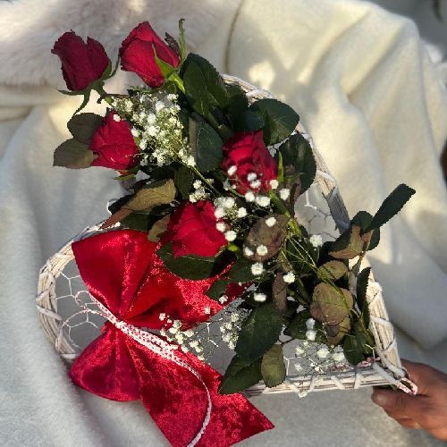 5 ROSE CON SOTTOMAZZO A CUORE E FIOCCO <br/> Bouquet di Fiori e Richiesta Consegna a Domicilio