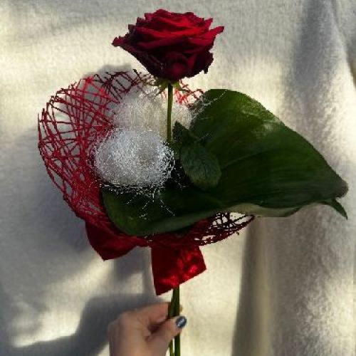 1 ROSA CON SOTTOMAZZO, FIOCCO IN SISAL E FOGLIA DI PHILODENDRO <br/> Bouquet di Fiori e Richiesta Consegna a Domicilio